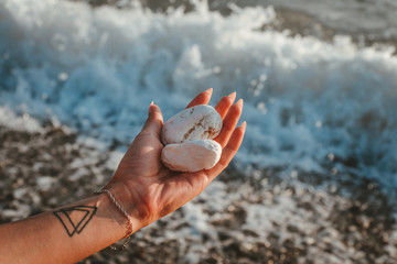 Fototapeta na wymiar hand holding seashell on the beach