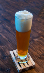 Ein Weißbier auf einem Untersetzer der wie eine Europalette aussieht.