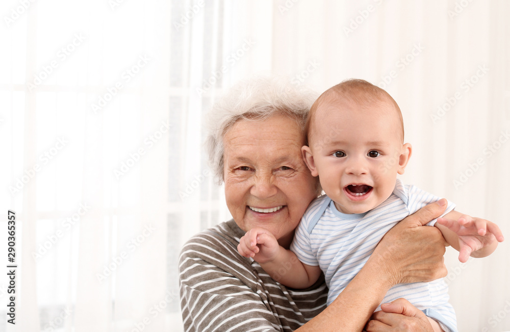 Poster Happy grandmother with little baby at home