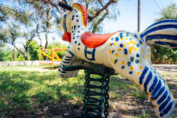 Nahaufnahme eines handbemaltem Spielplatz Schaukelpferd aus den 80er Jahren mit einer grossen...