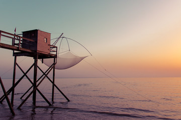 Pêcherie de la Bernerie en retz face au coucher de soleil sur l'océan