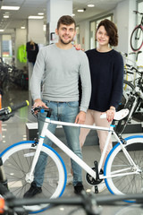 Obraz premium man and girl standing with bicycle