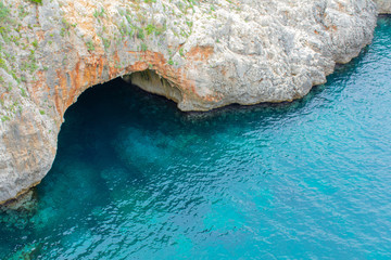 Grotta marina vista dal ponte sull'insenatura del Ciolo, Puglia, Salento