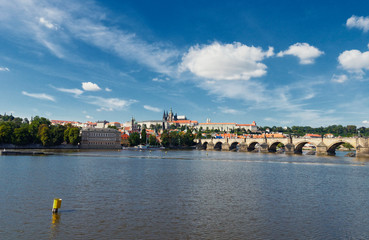 Obraz premium panoramic view of Charles Bridge with Prague Castle in the background
