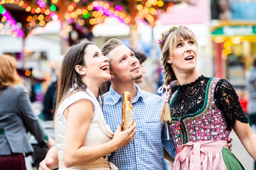 Oktoberfest Freunde gehen spazieren