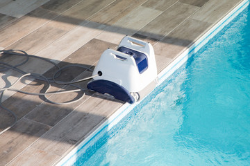Pool cleaner robot for cleaning swimming pool