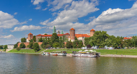 Fototapeta na wymiar Wawel Castle on the banks of the Vistula River