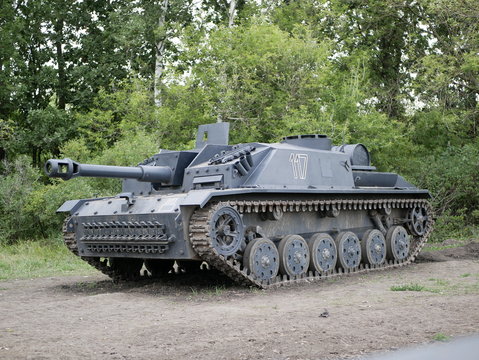 Gepanzerte Selbstfahrlafette f&uuml;r Sturmgesch&uuml;tz III. Restored German self-propelled assault gun StuG-3. camouflage. Reconstruction of military equipment. World war II tank. Armored vehicles. Crawler. 