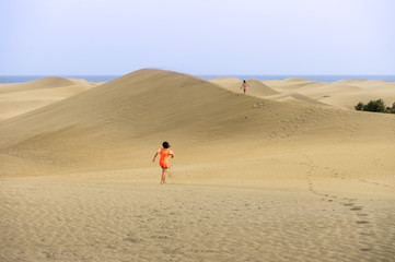 Fototapeta na wymiar Gran Canaria - Kinder spielen in den Dünen von Maspalaomas