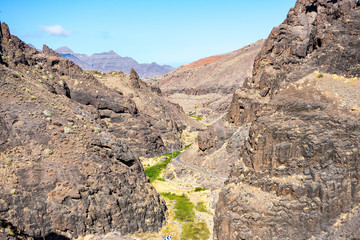 Gran Canaria - Auto-Tour durchs Gebirge im Westen der Insel: Blick auf die Serpentinen Straße