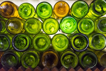 Muster / Hintergrund: durchleuchtete grüne Wein-Flaschen im Keller