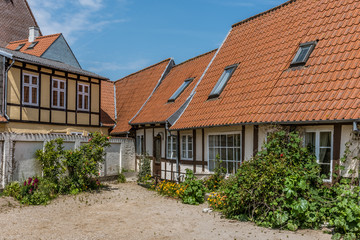 Fototapeta na wymiar a yard with green plants along the half-timberd houses in Faaborg, Denmark