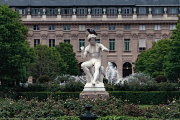 Paloma posando sobre una estatua en medio de un parque al aire libre. Caminata por Paris. Francia. 