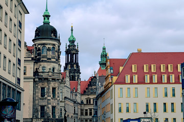 Casona de tejados rojizos. Cúpulas y torres. Ciudad de Dresden. Alemania. 