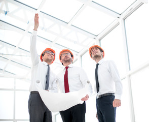 Fototapeta premium architect shows the customer a new building