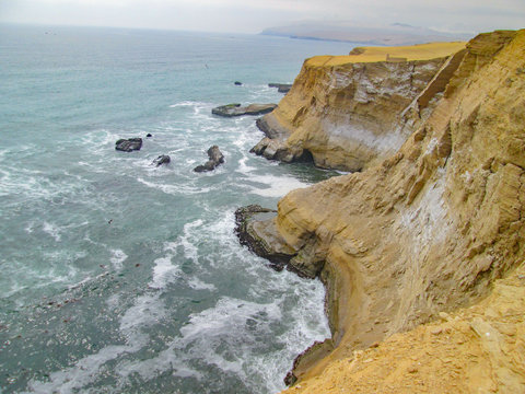 Costa pe&ntilde;asco precipicio mar olas