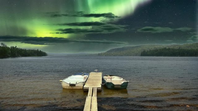 Lac de p&ecirc;che sous l'aurore bor&eacute;ale