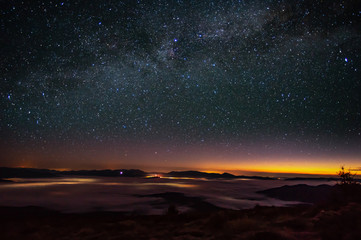 Obraz premium Stars in the predawn sky and fog