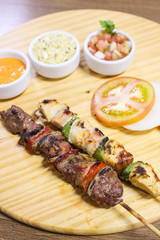 Espetinho de Frango e Carne com Bacon e Legumes