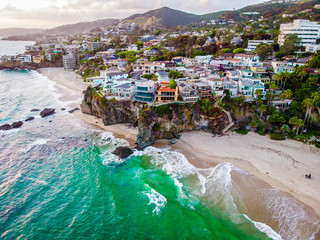 Aerial view of luxury buildings at the coast of Laguna Beach, California, USA © Tom H