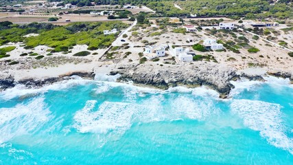 vista desde el dron, mar, playa, rocas, casas de vacaciones, olas, naturaleza