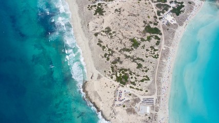 Vista desde drone , la costa de Formemtera con sus incredibles olas
