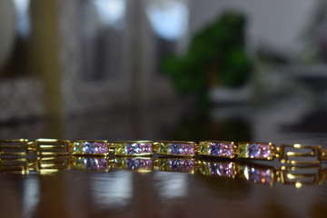 Gold bracelet Decorated with genuine gemstones that are expensive and rare for those who like jewelry