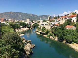 Fototapeta na wymiar Puente de Mostar en verano