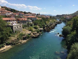 Fototapeta na wymiar Vista al río Neretva en Mostar en verano 