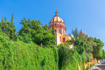 Obraz premium Mexico, Colorful buildings and streets of San Miguel de Allende in historic city center