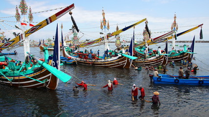 viele traditionelle malerische Holzschiffe im Hafen von Pengambengan in Bali