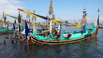 Fototapeta na wymiar viele traditionelle malerische Holzschiffe im Hafen von Pengambengan in Bali