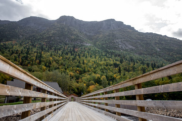 Fototapeta premium Chemin dans la vallée au bas des montagnes