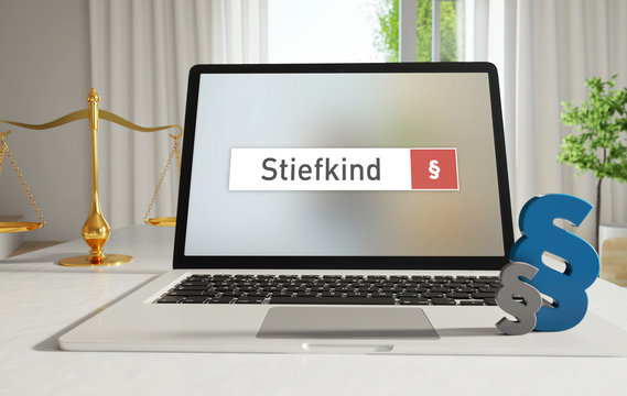 Stiefkind – Laptop Monitor im Büro mit Begriff im Suchfeld. Paragraf und Waage. Recht, Gesetz, Anwalt.
