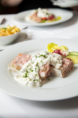 Gurkensülze aus Schweinefleisch, saure Gurken und Gelee mit Remoulade und Bratkartoffeln
