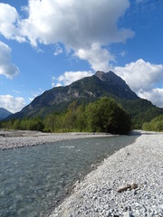 fluss lech mit bergen 