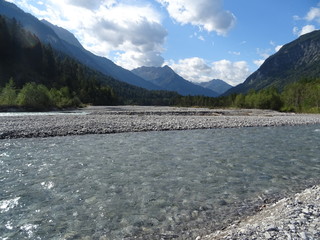 fluss lech mit bergen 
