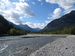 fluss lech in &ouml;sterreich mit berge