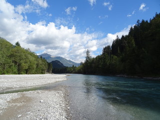 fluss lech in &ouml;sterreich mit berge