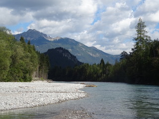 fluss lech mit bergen 