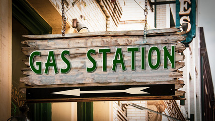 Obraz premium Street Sign to Gas Station