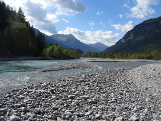 fluss lech mit bergen 
