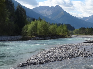 fluss lech mit bergen 