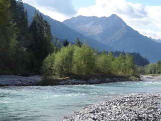 fluss lech mit bergen 