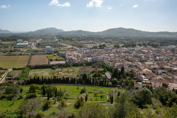 Fototapeta na wymiar Blick über die Häuser der Stadt Arta auf spanischer Insel Mallorca