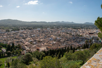 Fototapeta na wymiar Blick über die Häuser der Stadt Arta auf spanischer Insel Mallorca