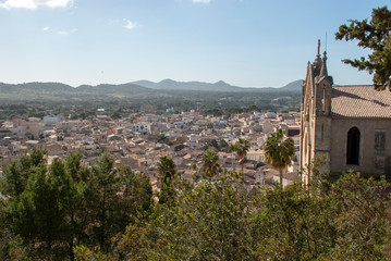 Fototapeta na wymiar Blick über die Stadt Arta mit Kathedrale auf spanischer Insel Mallorca