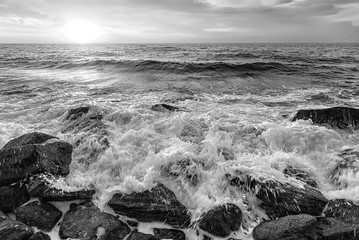 Panele Szklane  Oszałamiający czarno-biały pejzaż morski z niebem i pianą wodną na skalistym wybrzeżu Morza Czarnego