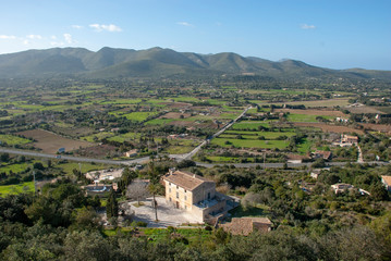 Fototapeta na wymiar Blick über grüne Landschaft auf spanischer Insel Mallorca im Frühling