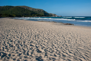 Einsamer Strand am abend auf spanischer Insel Mallorca im Frühling
